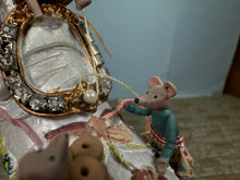 Load image into Gallery viewer, Taller Targioni OOAK Mouse Family Making High Heel Shoe