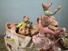 Load image into Gallery viewer, Taller Targioni OOAK Mouse Family Making High Heel Shoe
