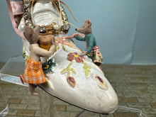 Load image into Gallery viewer, Taller Targioni OOAK Mouse Family Making High Heel Shoe