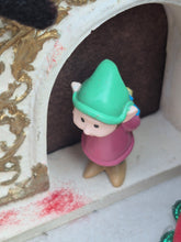 Load image into Gallery viewer, Corner Christmas Roombox Diorama *Pre-Owned*