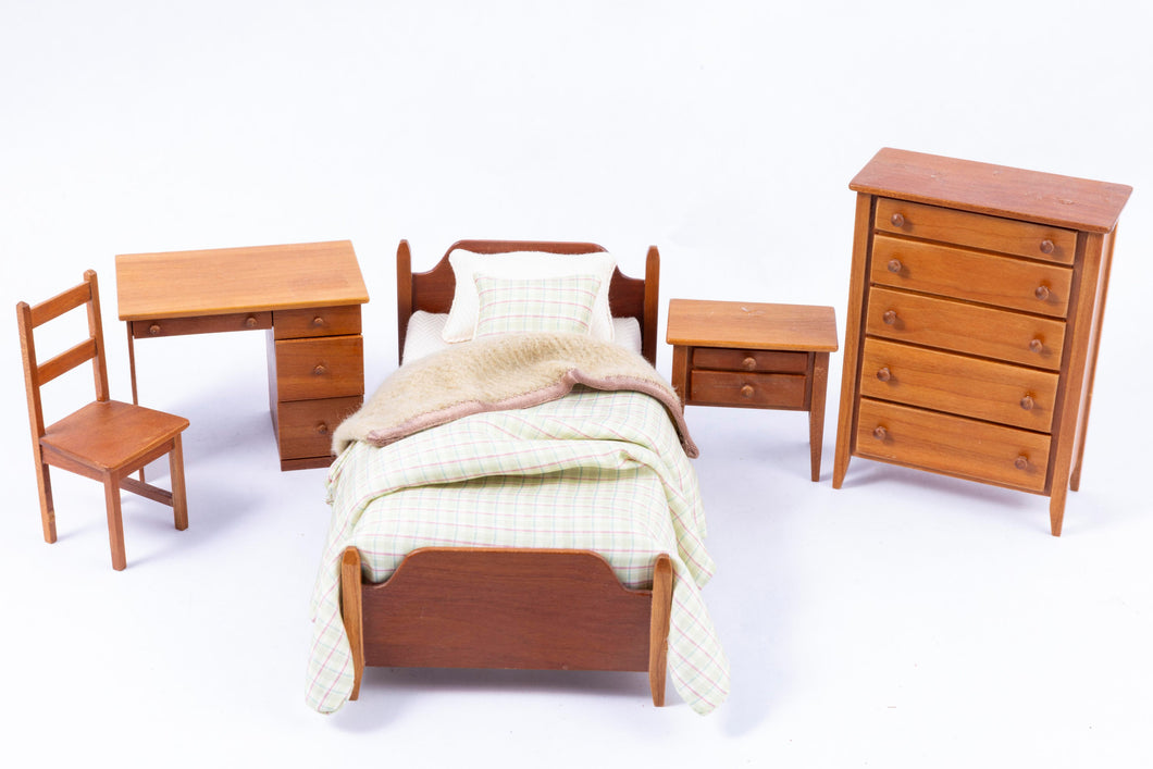 5 Piece Twin Bed Set with Green Linens