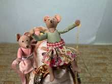 Load image into Gallery viewer, Taller Targioni OOAK Mouse Family Making High Heel Shoe
