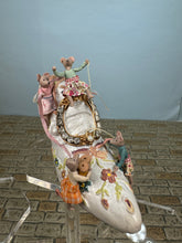 Load image into Gallery viewer, Taller Targioni OOAK Mouse Family Making High Heel Shoe
