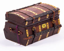 Load image into Gallery viewer, Men&#39;s Decorated Trunk with Leather Shoes
