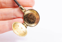 Load image into Gallery viewer, Bedpan - Lid Lifts Open For Coals
