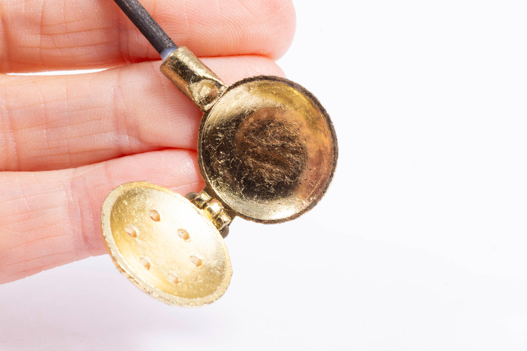 Bedpan - Lid Lifts Open For Coals