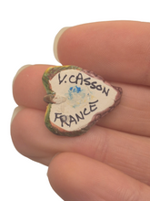 Load image into Gallery viewer, Valerie Casson – Handsculpted &amp; Handpainted Grape Plate
