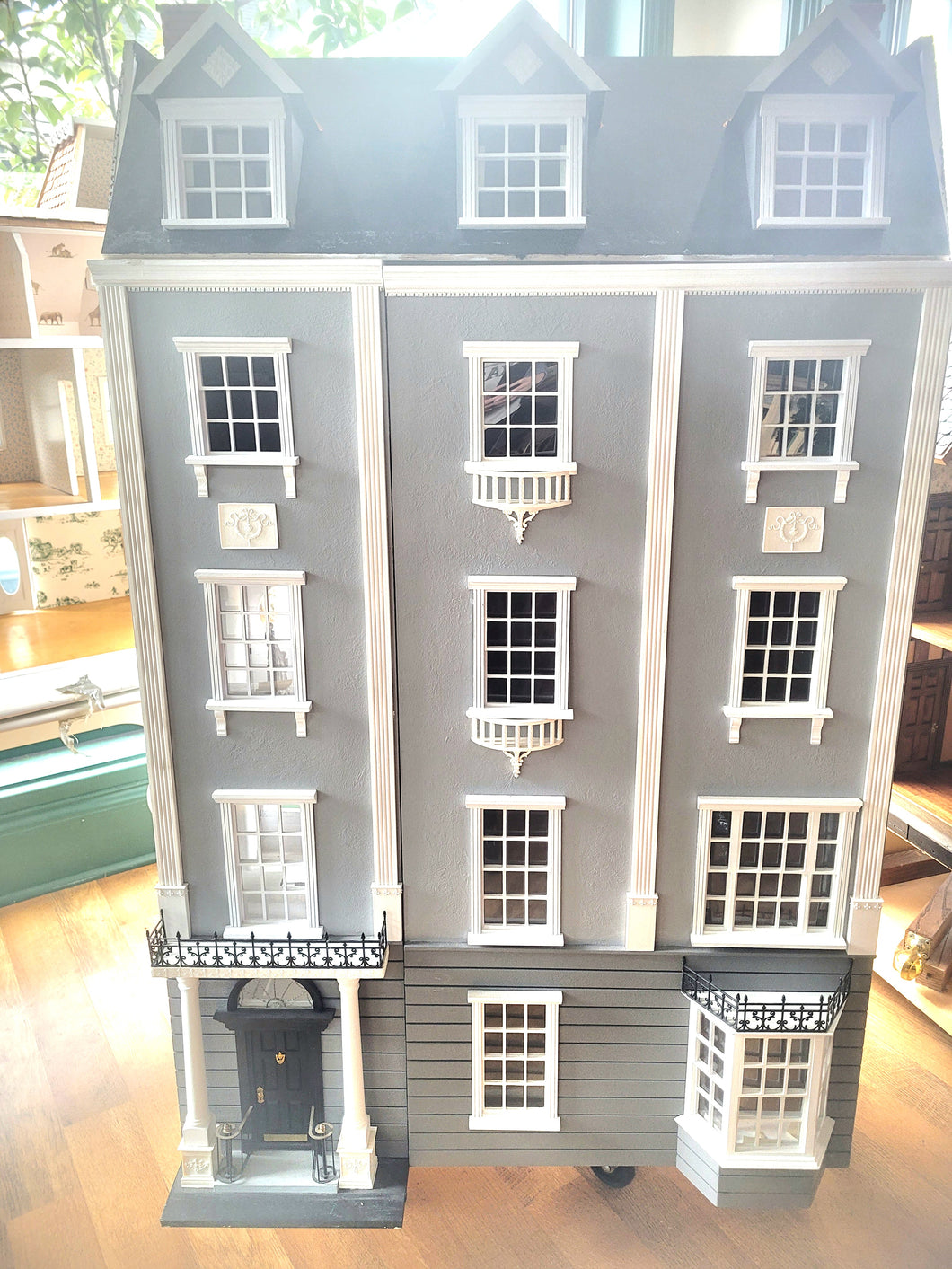 Front-Opening 14 Room English Townhouse