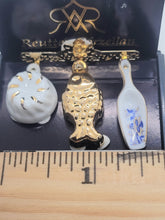 Load image into Gallery viewer, Dollhouse Miniature ~ 1:12 Scale, Kitchen Rack &amp; Pan by Reutter Porcelain
