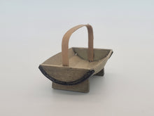 Load image into Gallery viewer, Green Basket with Handle and Stands - Al Chandronnait
