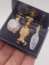 Load image into Gallery viewer, Dollhouse Miniature ~ 1:12 Scale, Kitchen Rack &amp; Pan by Reutter Porcelain
