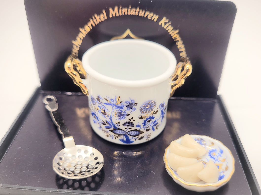 Dollhouse Miniature ~ 1:12 Scale, Dumplings and Blue Onion Pattern Pot and Ladle by Reutter Porcelain