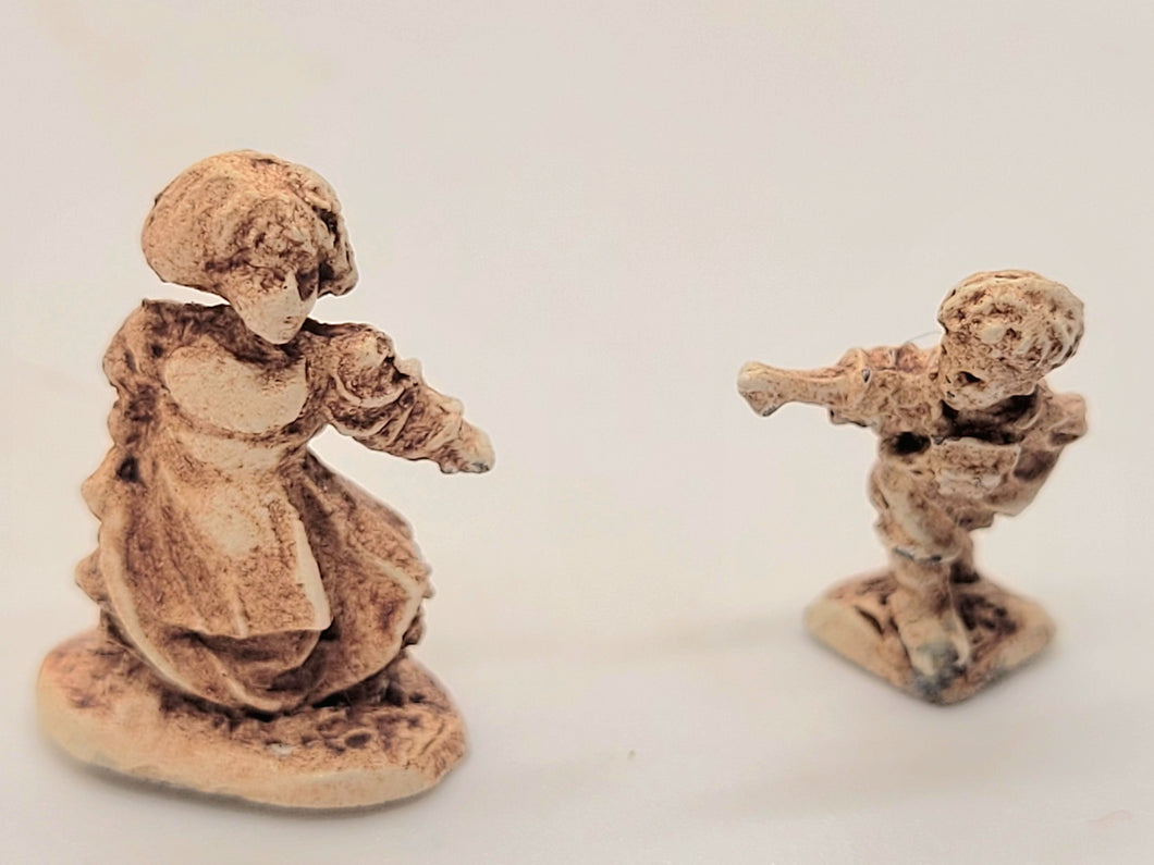Dollhouse Miniature ~ 1:24 Scale, 2pc Set of Little Figurines