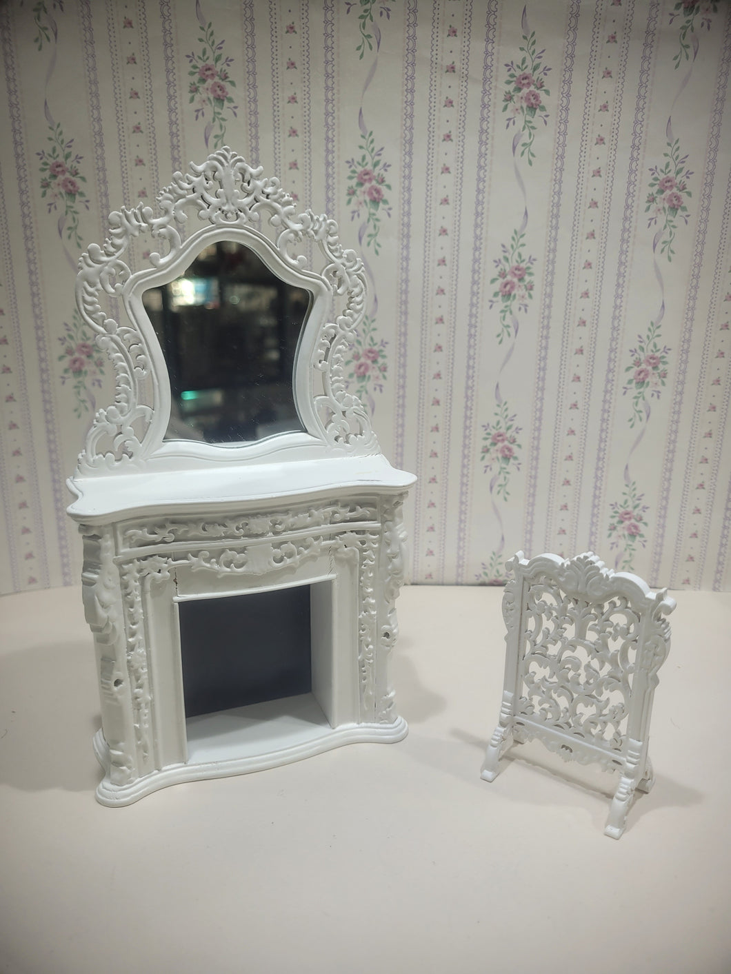 White Wooden Fireplace & Fireplace Screen