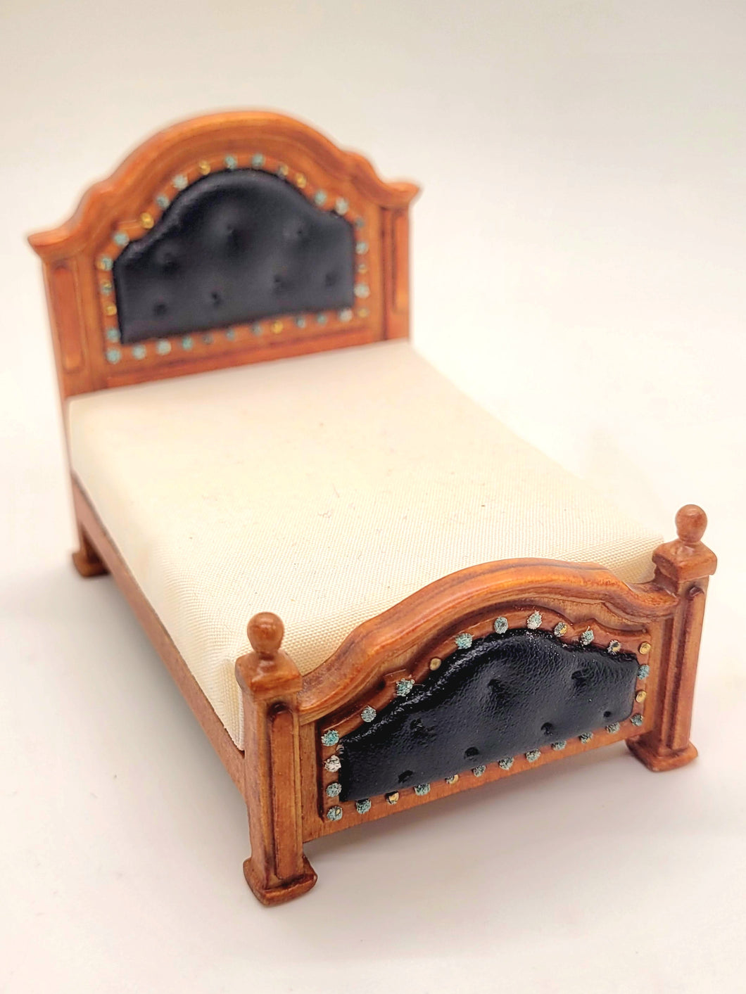 Dollhouse Miniature ~ 1:24 Scale, Oak and Leather Bed with White Mattress