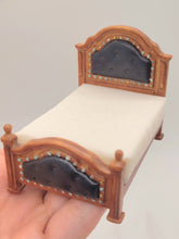 Load image into Gallery viewer, Dollhouse Miniature ~ 1:24 Scale, Oak and Leather Bed with White Mattress
