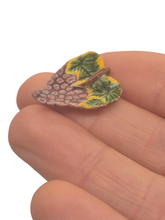Load image into Gallery viewer, Valerie Casson – Handsculpted &amp; Handpainted Grape Plate
