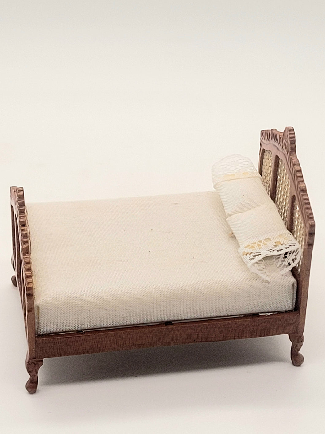 Dollhouse Miniature ~ 1:24 Scale, Bespaq Brown and White Lattice Bed with 2 Pillows