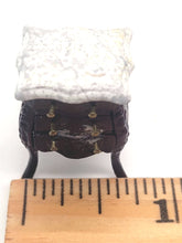 Load image into Gallery viewer, Dollhouse Miniature ~ 1:24 Scale, Bespaq Side Table with Faux Marble Top
