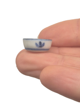 Load image into Gallery viewer, James Clark – Small Bowl w/ Leaf  Design
