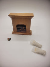 Load image into Gallery viewer, Dollhouse Miniature ~ 1/2&quot; Scale, Assorted Living Room Accessories Set - Fireplace, 2 Pillows, Small Christmas Wreath
