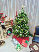 Load image into Gallery viewer, Corner Christmas Roombox Diorama *Pre-Owned*
