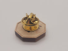 Load image into Gallery viewer, ¾&quot; Sailor&#39;s Valentine Pin – Ship Emblem with Conch Shells - by Pam Friend
