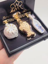 Load image into Gallery viewer, Dollhouse Miniature ~ 1:12 Scale, Kitchen Rack &amp; Pan by Reutter Porcelain
