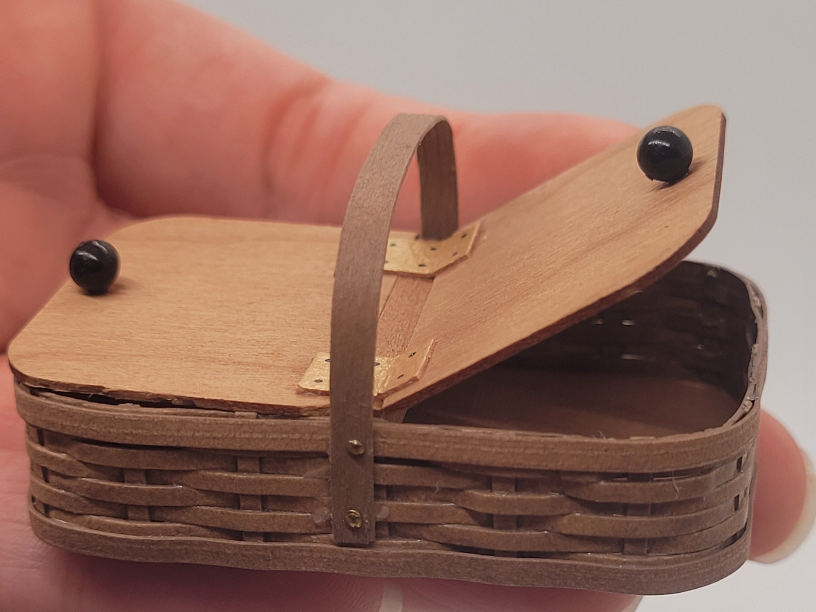 Pinic Hinge Al Chandronnait – Wooden Picnic Basket with Hinges – Karen's Dollhouse Shop