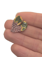 Load image into Gallery viewer, Valerie Casson – Handsculpted &amp; Handpainted Grape Plate
