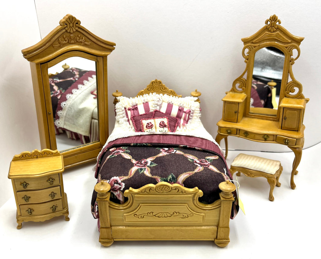 Vintage Oak Bespaq 5 Piece Bedroom Set with Lorraine Scuderi Bedding